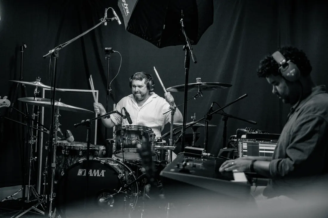 Batería y teclado en sesión de ensayo TourBand