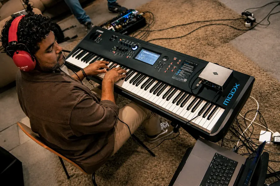 Teclista en sesión de estudio TourBand